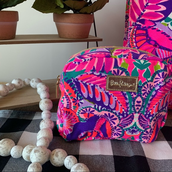 Lilly Pulitzer 2pc. Tote/Cosmetics case in "Resort White "Shes Too Fly" NWT - Picture 9 of 12